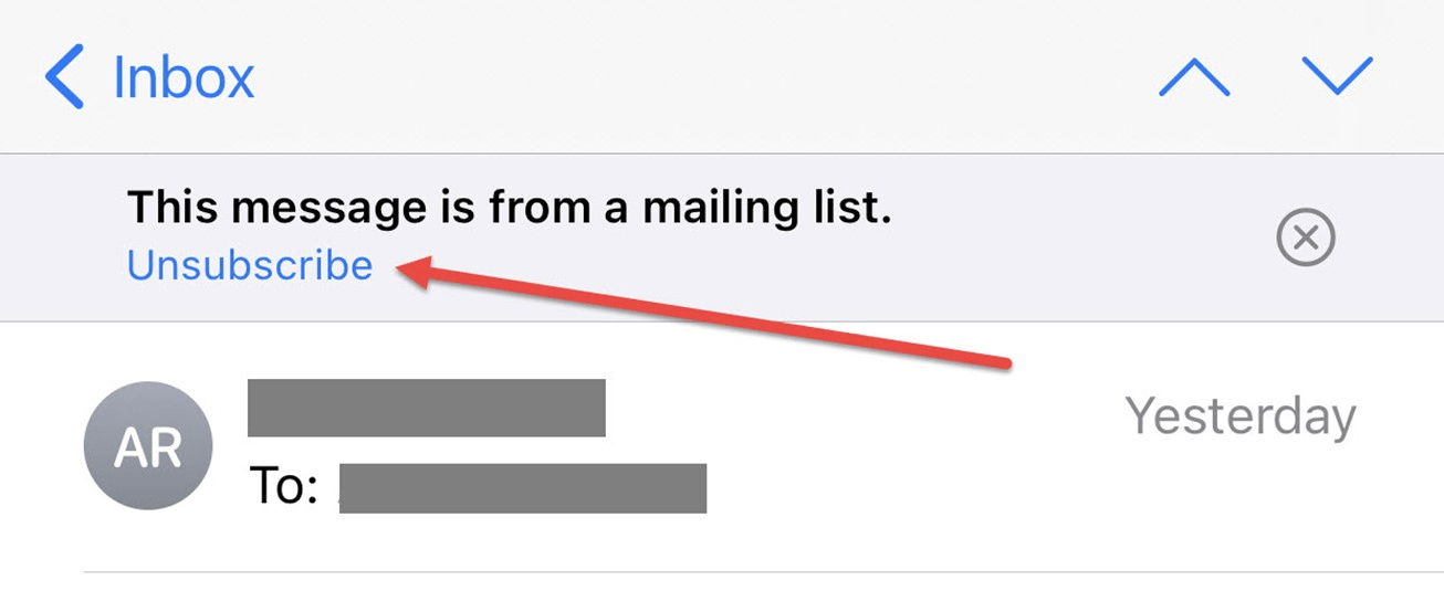 a red arrow pointing at the "unsubscribe" button in an email 
